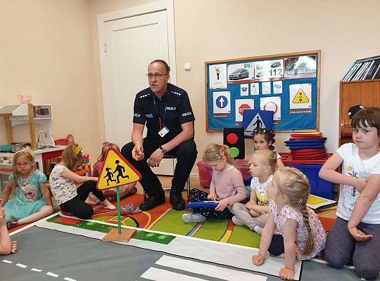 Gr. I i II Spotkanie z policjantem - tatą Zuzi i Zosi