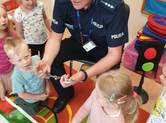 Gr. I i II Spotkanie z policjantem - tatą Zuzi i Zosi