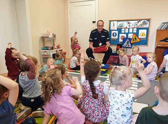 Gr. I i II Spotkanie z policjantem - tatą Zuzi i Zosi