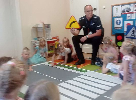 Gr. I i II Spotkanie z policjantem - tatą Zuzi i Zosi