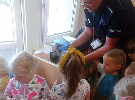 Gr. I i II Spotkanie z policjantem - tatą Zuzi i Zosi
