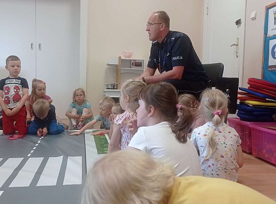 Gr. I i II Spotkanie z policjantem - tatą Zuzi i Zosi