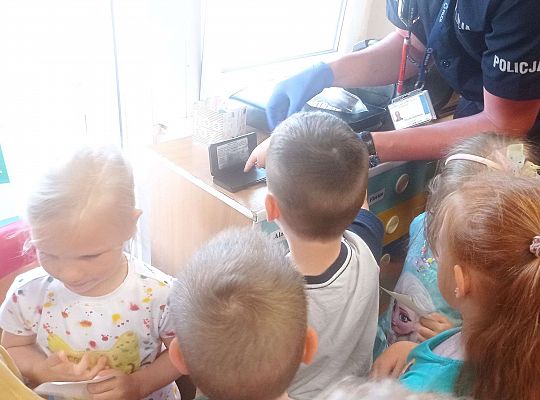 Gr. I i II Spotkanie z policjantem - tatą Zuzi i Zosi