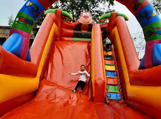 Gr. III Dmuchaniec w przedszkolu -dziecięce szaleństwo