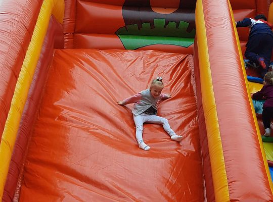 Gr. III Dmuchaniec w przedszkolu -dziecięce szaleństwo