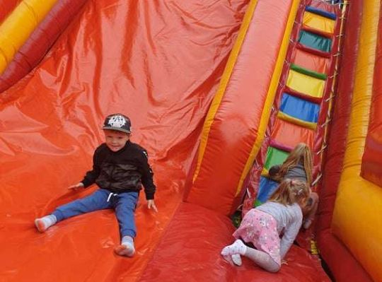 Gr. II Super zabawa na "Dmuchańcu"