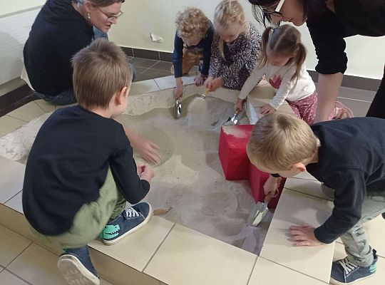 Dzieci szukają przedmiotów (zabawa w archeologów)