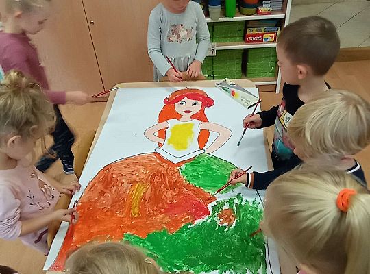 Dzieci malują suknię Pani Jesieni