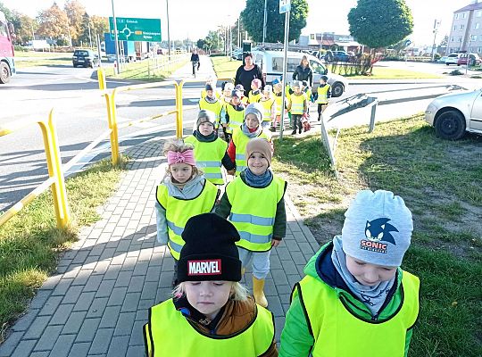 Dzieci idą do lasu