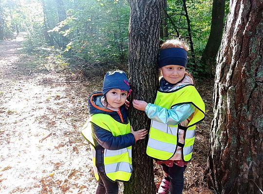 Amelka i Agatka przytulają się do drzewa