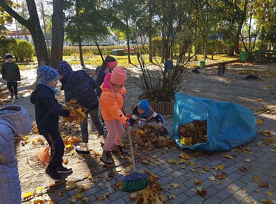 Gr. IV Prace porządkowe w ogrodzie przedszkolnym