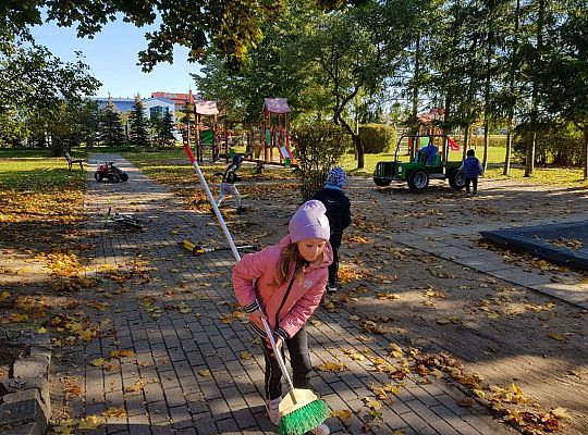 Gr. IV Prace porządkowe w ogrodzie przedszkolnym