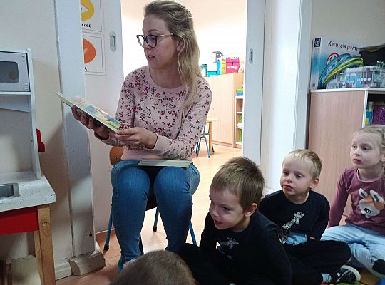 Gr. II Mama Adasia i Karolka czyta dzieciom