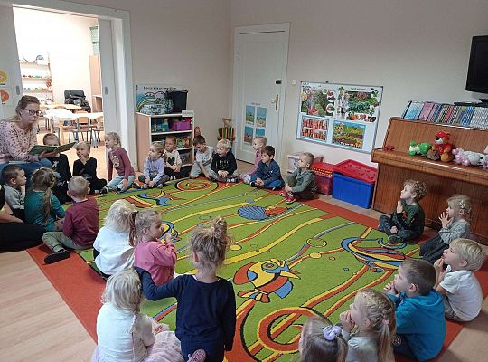 Gr. II Mama Adasia i Karolka czyta dzieciom