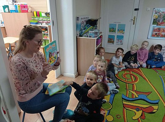 Gr. II Mama Adasia i Karolka czyta dzieciom