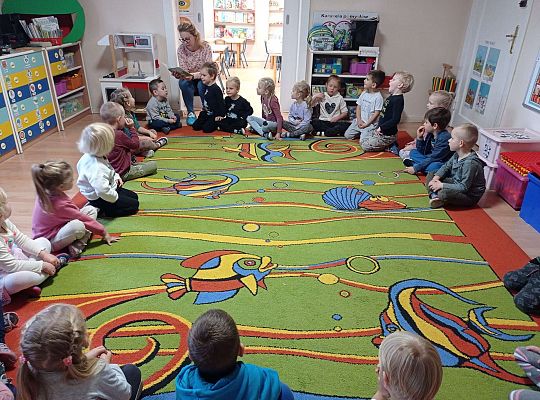 Gr. II Mama Adasia i Karolka czyta dzieciom