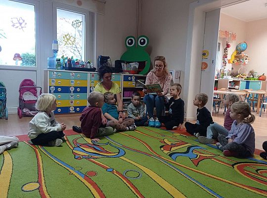 Gr. II Mama Adasia i Karolka czyta dzieciom