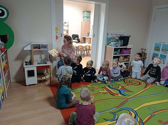 Gr. II Mama Adasia i Karolka czyta dzieciom