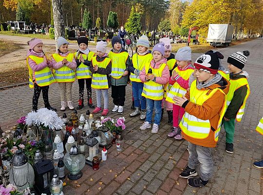 Gr. IV Czcimy pamięć o tych co odeszli -wycieczka na cmentarz