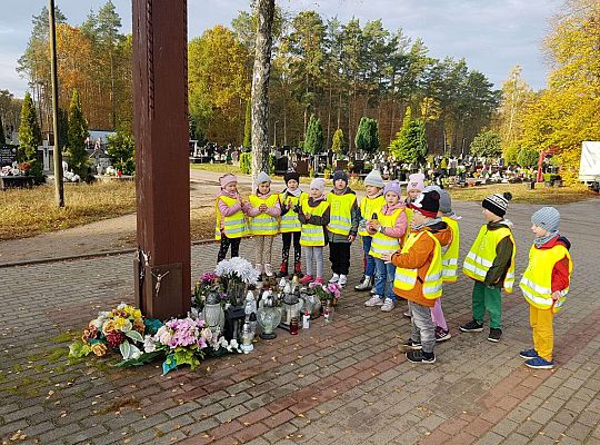 Gr. IV Czcimy pamięć o tych co odeszli -wycieczka na cmentarz