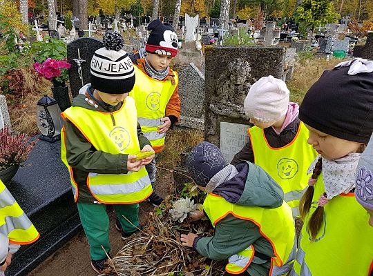 Gr. IV Czcimy pamięć o tych co odeszli -wycieczka na cmentarz