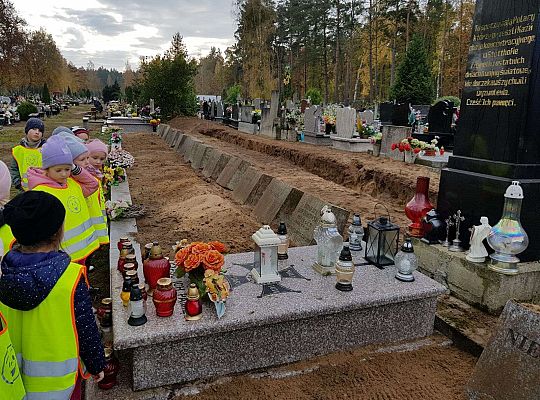 Gr. IV Czcimy pamięć o tych co odeszli -wycieczka na cmentarz