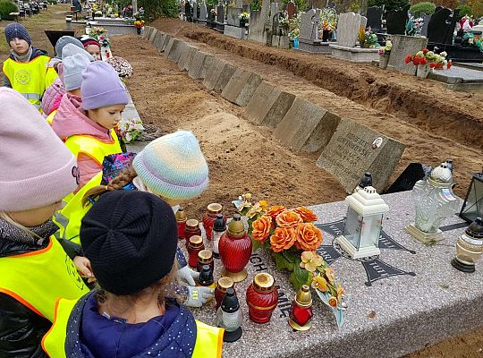 Gr. IV Czcimy pamięć o tych co odeszli -wycieczka na cmentarz