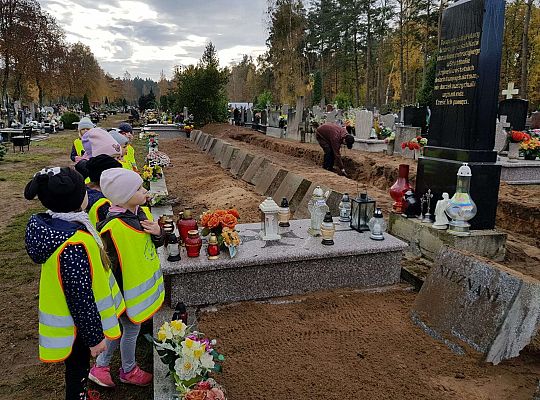 Gr. IV Czcimy pamięć o tych co odeszli -wycieczka na cmentarz