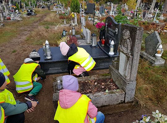 Gr. IV Czcimy pamięć o tych co odeszli -wycieczka na cmentarz