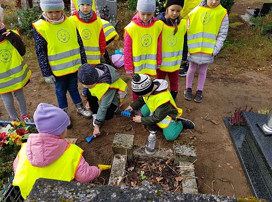 Gr. IV Czcimy pamięć o tych co odeszli -wycieczka na cmentarz