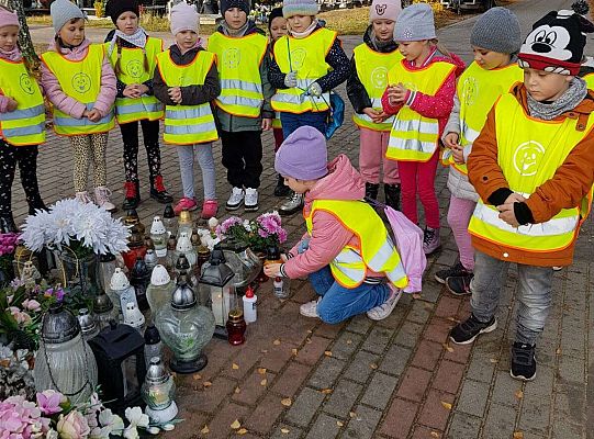 Gr. IV Czcimy pamięć o tych co odeszli -wycieczka na cmentarz