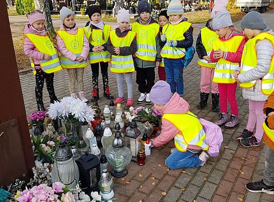 Gr. IV Czcimy pamięć o tych co odeszli -wycieczka na cmentarz