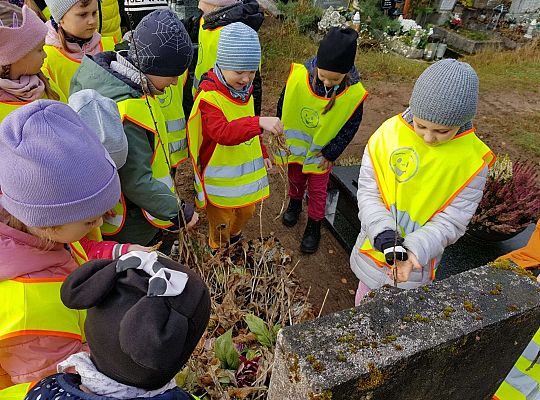 Gr. IV Czcimy pamięć o tych co odeszli -wycieczka na cmentarz