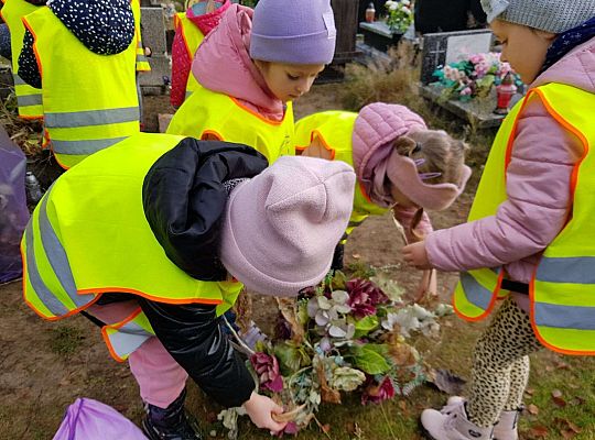 Gr. IV Czcimy pamięć o tych co odeszli -wycieczka na cmentarz
