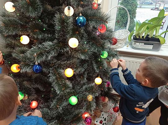 Gr. II Stroimy choinkę