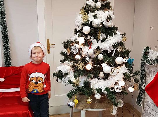 Gr. IV Stroimy choinkę