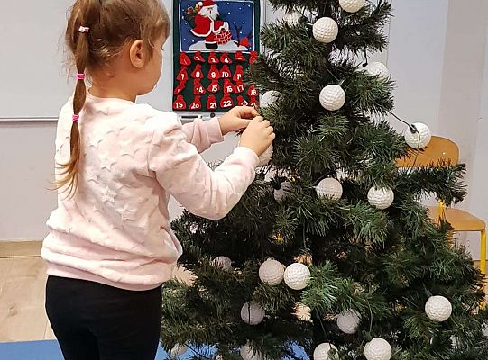 Gr. IV Stroimy choinkę