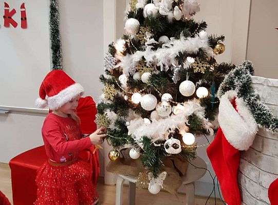 Gr. IV Stroimy choinkę