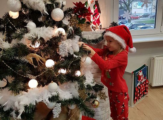 Gr. IV Stroimy choinkę