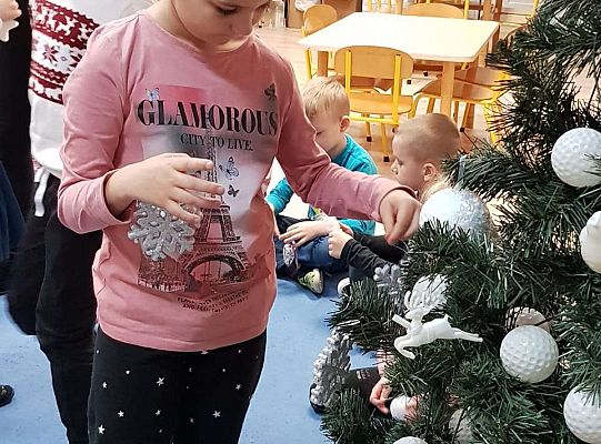 Gr. IV Stroimy choinkę