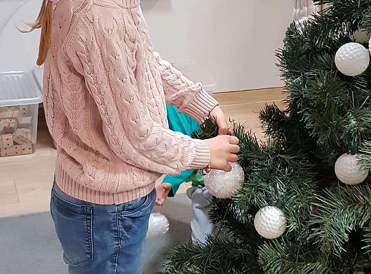 Gr. IV Stroimy choinkę