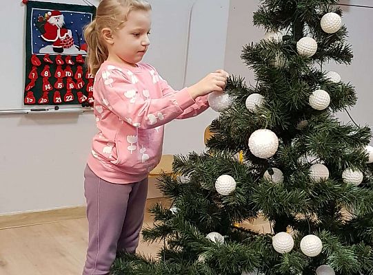 Gr. IV Stroimy choinkę