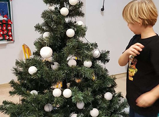 Gr. IV Stroimy choinkę