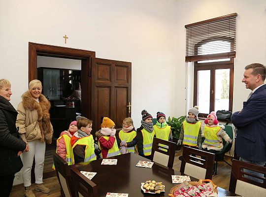 Sekretarz - p. M. Kurzydło wita dzieci