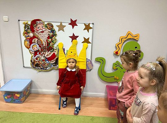 Dziewczynka siedzi na tronie urodzinowym