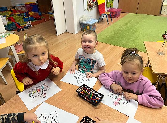 Dzieci kolorują prezent dla jubilatki