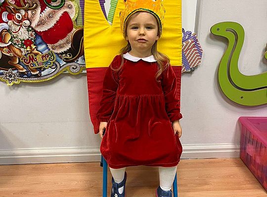 Dziewczynka siedzi na tronie urodzinowym