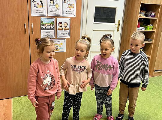 Dzieci śpiewają ''Sto lat.."