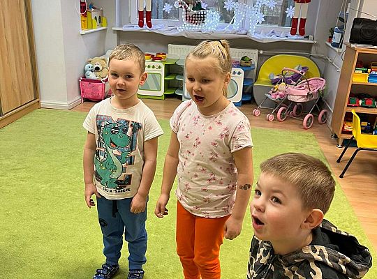 Dzieci śpiewają "Sto lat.."