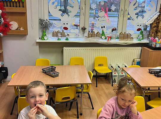 Dzieci wspólnie jedzą urodzinowe owoce